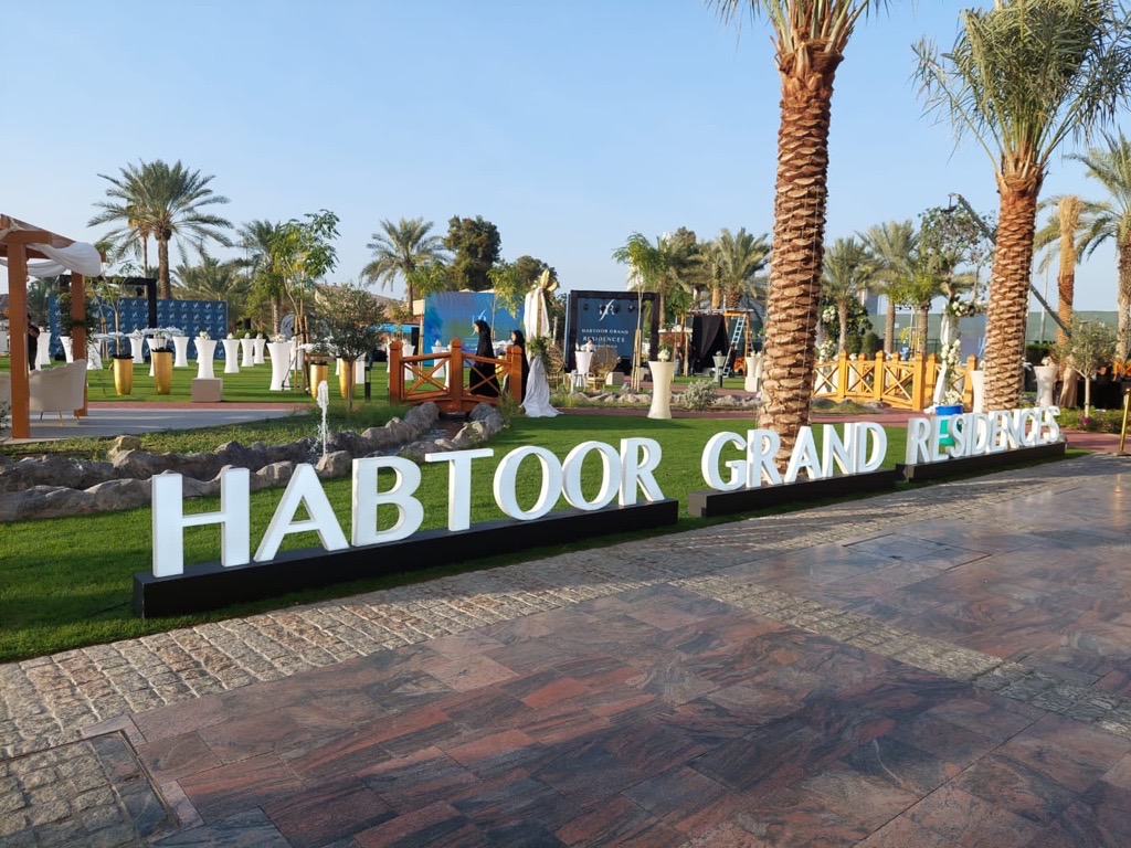Linox – Navigating Dubai’s Identity with Signage and Crystal Trophies