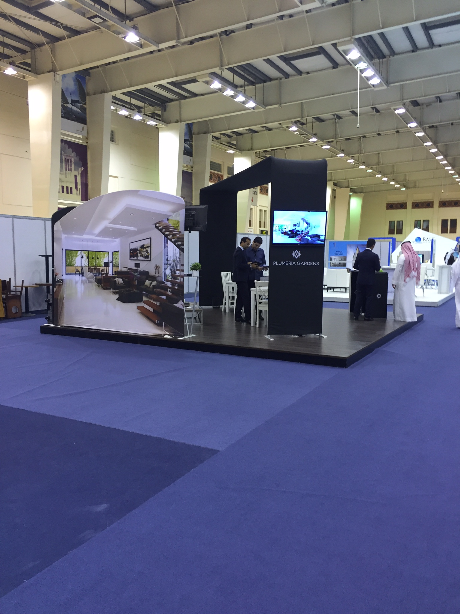 Why Linox Excels in Exhibition Stands and Crystal Trophy Manufacturing
